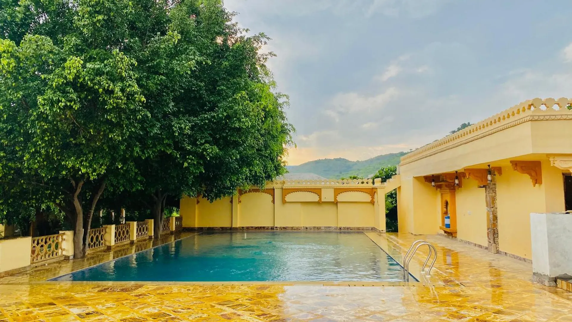Hotel Mountain River Valley Resort Udajpur