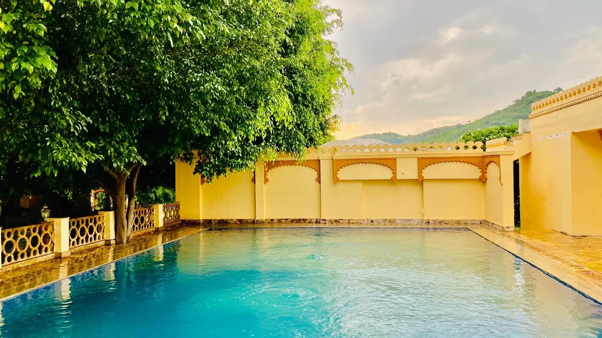 **** Hotel Mountain River Valley Resort Udajpur Indie